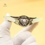 Insigne métallique crâne ailé, style moto rétro
