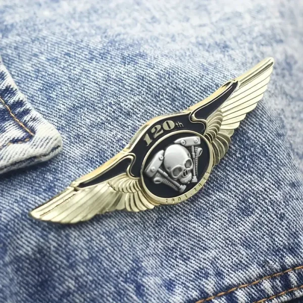 Pin broche vintage avec motif crâne et ailes