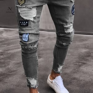 Jean en denim extensible slim fit style hip-hop - Détails usés, badges déchirés