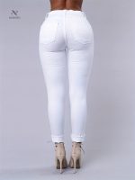 Jean femme slim effet usé, parfait pour un look décontracté