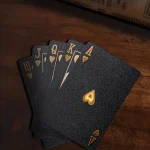 Jeu de cartes premium noir et or avec finition imperméable