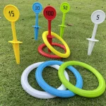 Jeu extérieur interactif avec anneaux et piquets colorés