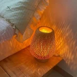 Lampe de bureau naturelle en rotin pour un intérieur stylé