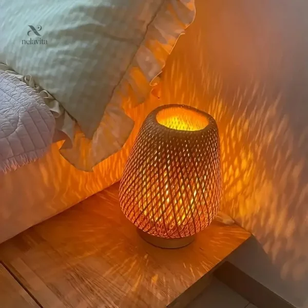 Lampe de bureau naturelle en rotin pour un intérieur stylé