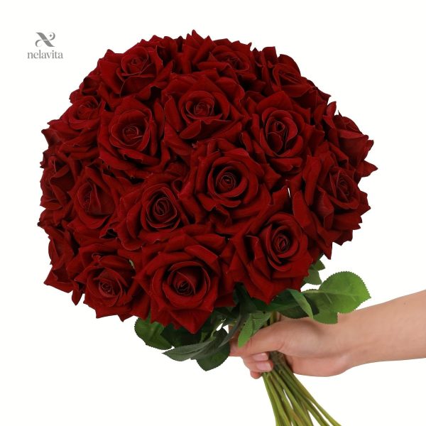 Roses en plastique, choix économique pour la déco