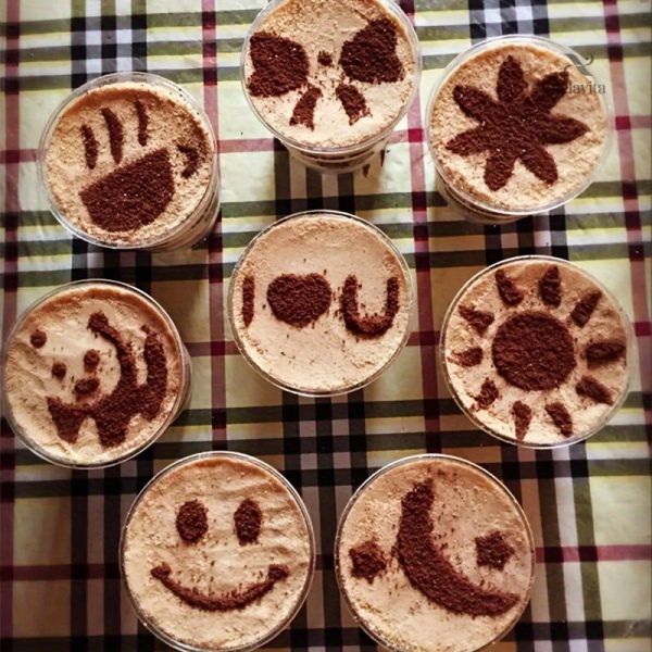Pochoirs à motifs pour une présentation de café élégante
