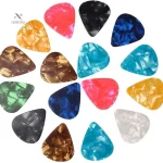 Accessoires guitare : 20 picks et 2 étuis porte-pick pratiques