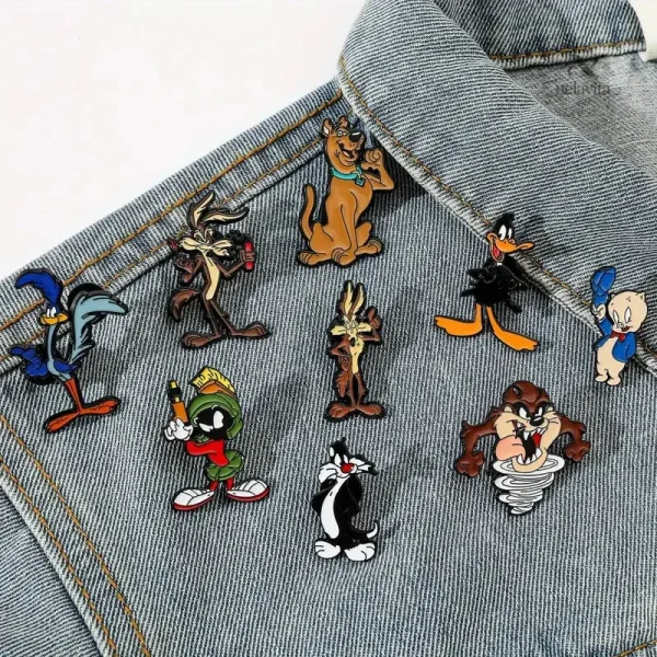 Broches variées pour personnaliser vêtements d'enfants