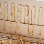 Clous dorés modernes, parfaits pour un style sophistiqué