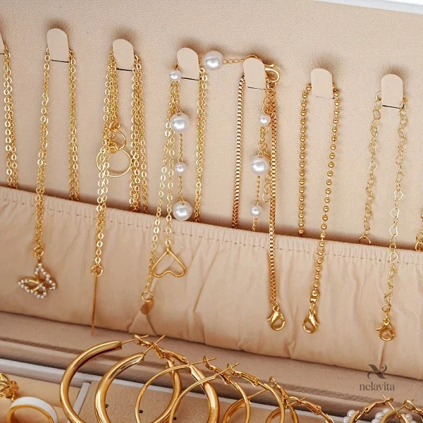 Clous dorés modernes, parfaits pour un style sophistiqué