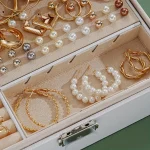 Accessoires beauté : lot de boucles d'oreilles variées