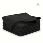 Chiffons noirs pour un nettoyage efficace à bord