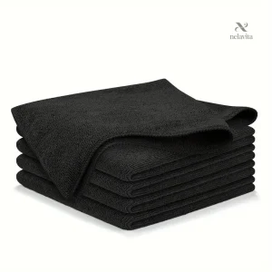 Chiffons noirs pour un nettoyage efficace à bord