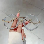 Modèle rond avec détails brillants pour un look tendance