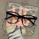 Accessoire tendance pour homme : lunettes carrées transparentes