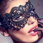 Détails raffinés d'un masque noir pour événements festifs