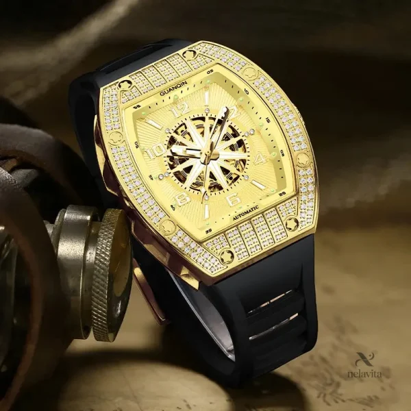 Boîtier doré et design squelette pour homme