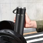 Tasses assorties pour accompagner le mug isotherme