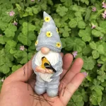 Sculpture miniature de jardin, nain avec oiseau coloré