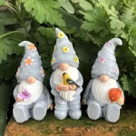 Sculpture originale pour jardin, nain avec oiseau adorable