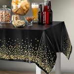 Nappe noire avec décorations dorées pour une table chic