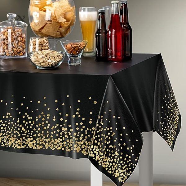Nappe noire avec décorations dorées pour une table chic
