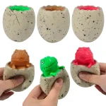 Farces rigolotes avec œufs surprise en forme de dinosaure