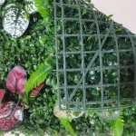 Décoration de balcon avec feuillage synthétique et fleurs
