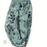 Design floral sur un pantalon à taille élastique