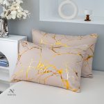 Drap housse motif doré en relief