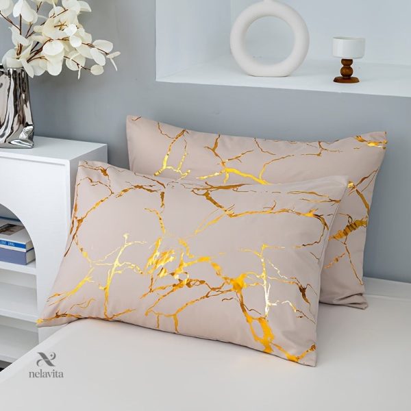 Drap housse motif doré en relief