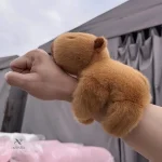 Peluche marron capybara, compagnon de câlin idéal