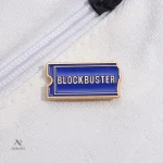 Pin’s rétro bleu style ticket de cinéma