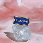 Broche vintage en émail bleu inspirée du cinéma