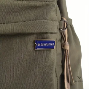 Accessoire mode : pin's en émail bleu rétro