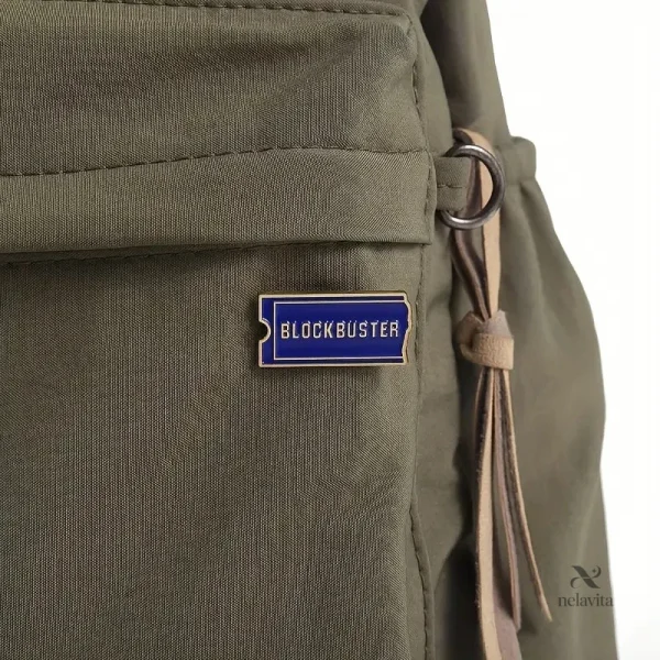 Accessoire mode : pin's en émail bleu rétro