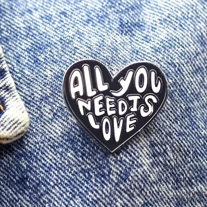Broche rétro en forme de cœur, style vintage et amoureux