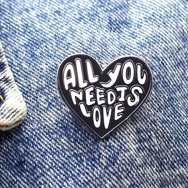 Broche rétro en forme de cœur, style vintage et amoureux