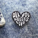 Pin’s romantique avec inscription "All You Need Is Love