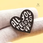 Broche en émail cœur, un symbole d'amour et de nostalgie