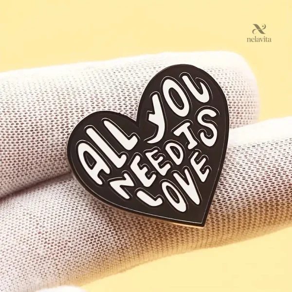 Broche en émail cœur, un symbole d'amour et de nostalgie