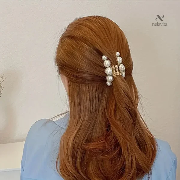 Coiffure de mariée : pince ornée de perles délicates