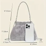 Pochette élégante argentée avec chaîne pour un look raffiné