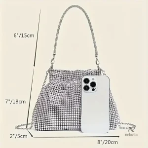 Pochette élégante argentée avec chaîne pour un look raffiné