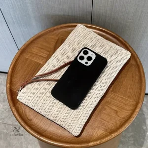 Pochette tressée avec dragonne, idéale pour soirées festives