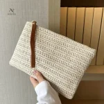 Accessoire chic en paille, parfait pour vos sorties