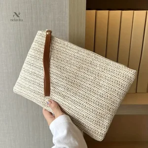 Accessoire chic en paille, parfait pour vos sorties