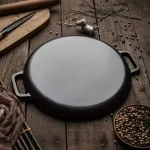 Poêle robuste pour cuisson au feu de bois