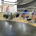 Meuble commercial en métal noir pour exposer des vêtements