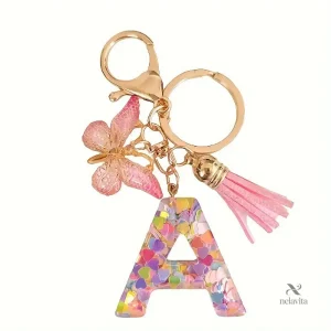 Porte-clés femme lettre initiale colorée – Breloque papillon et pompon rose tendance